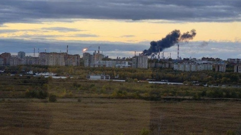 Ukrayna 2500 kilometr məsafədən Rusiyanın ən böyük neft emalı zavodunu vurdu
