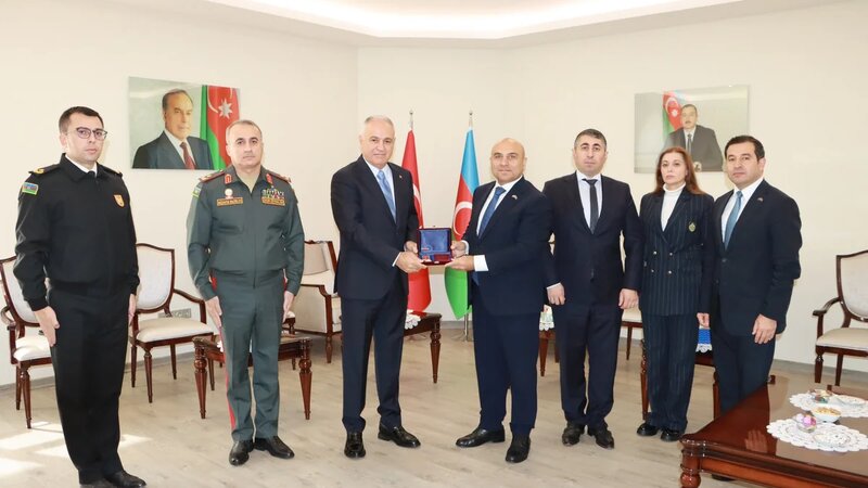 Türkiyəli generala Azərbaycanın hərbi əməkdaşlıq medalı təqdim olundu