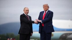 Putin Trampla İran məsələsini müzakirə etdiyini açıqlayıb
