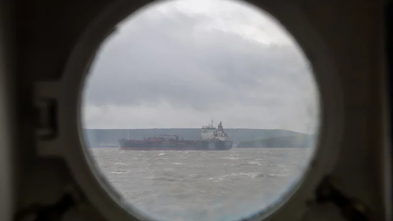 Oman sahillərində tankerə hücum: İki dənizçi itkin düşüb