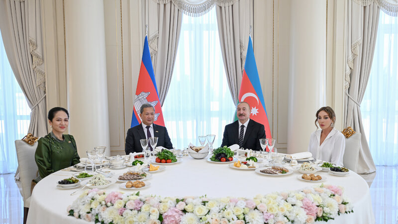 Prezident İlham Əliyevin adından Kamboca Baş nazirinin şərəfinə rəsmi nahar verilib