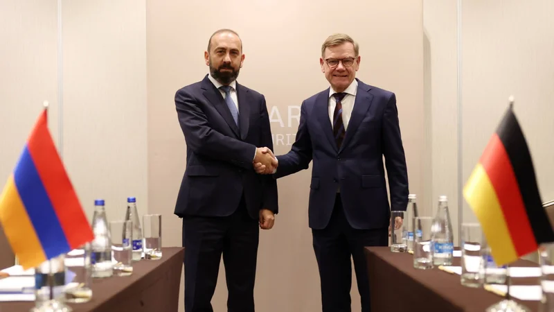 Ararat Mirzoyan Varşavada Almaniya xarici işlər naziri ilə görüşüb