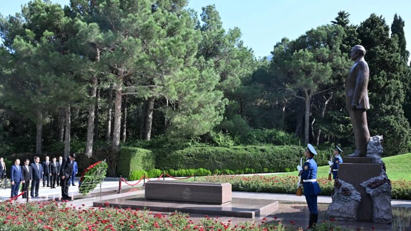 Laos Prezidenti Fəxri xiyabanı ziyarət etdi