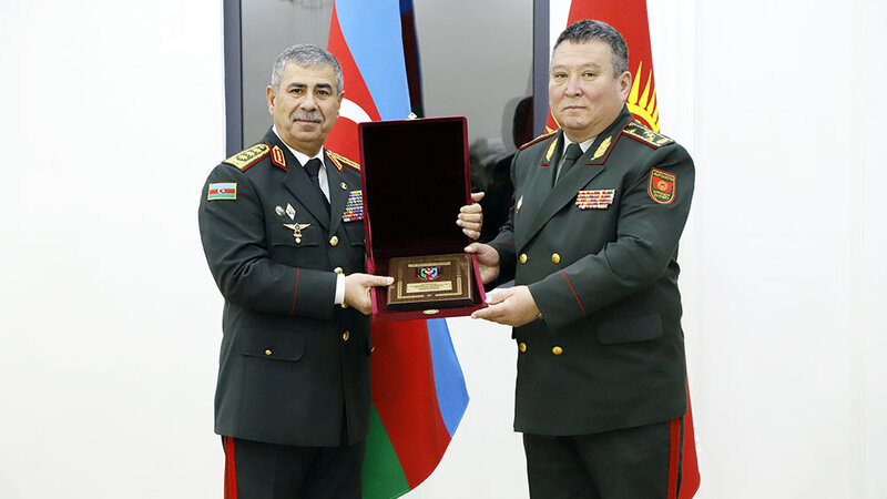 Azərbaycan müdafiə naziri qırğızıstanlı həmkarı ilə görüşdü