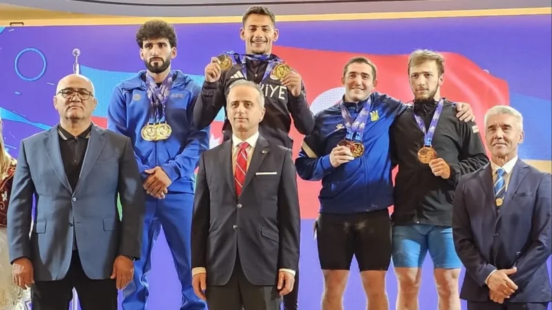 Azərbaycan ağırlıqqaldıranı Avropada 3 medal qazandı