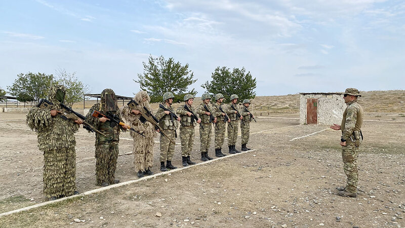 Hərbi vəzifəlilərin təlim toplanışı davam edir