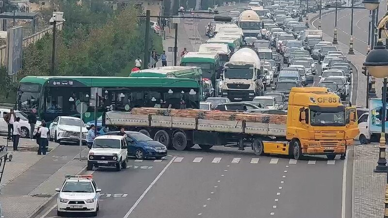 8 Noyabr prospektində hərəkət məhdudlaşdı