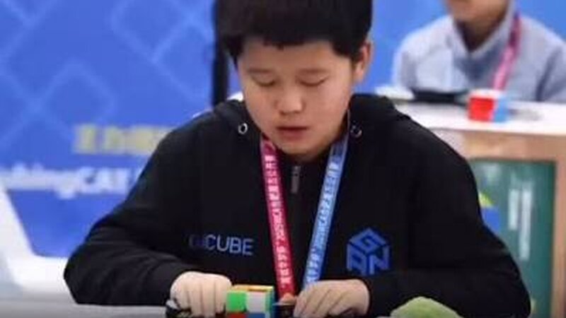 Çinli yeniyetmə "Rubik" kubunu 2,51 saniyədə yığaraq dünya rekordu qırdı