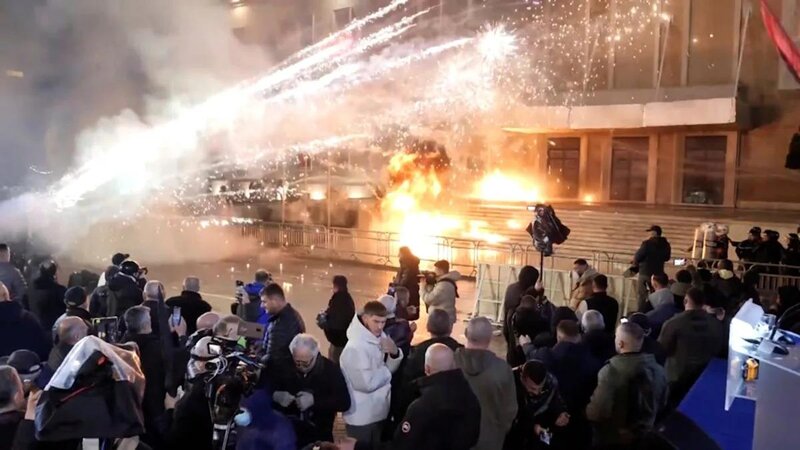 Albaniyada etirazçılar İqtisadiyyat Nazirliyinin binasına hücum ediblər