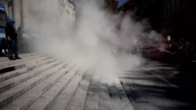 Romada məktəblilər Təhsil Nazirliyinin binasına fişənglərlə hücum etdi