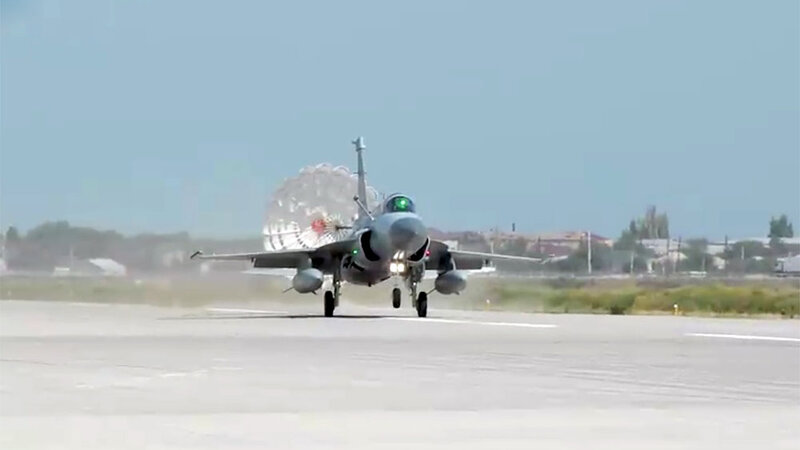 Azərbaycan və BƏƏ hərbi pilotları birgə təlim zamanı döyüş tapşırıqlarını dəqiqliklə yerinə yetiriblər