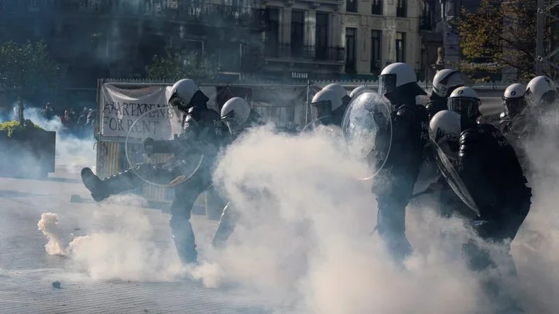 Belçikada polis aksoyanı dağıtmaq üçün gözyaşardıcı qaz və su şırnaqlarından istifadə etdi