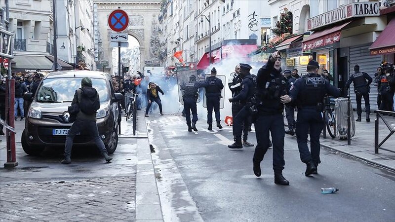 Parisdə etirazlar iğtişaşa çevrildi: Polis bölməsinə hücum edildi