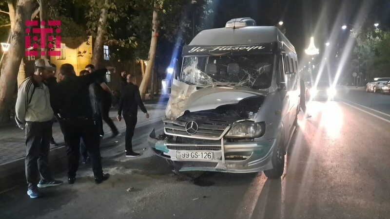 Yevlaxda avtobus və minik maşınları toqquşdu