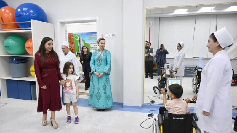 Leyla Əliyeva Arkadağda Uşaq Reabilitasiya Mərkəzinin fəaliyyəti ilə tanış oldu