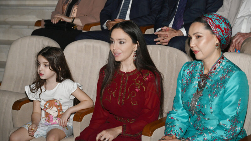 Leyla Əliyeva Arkadağ şəhərində əfsanəvi "Galkynyş" milli atüstü oyunlar qrupunun çıxışını izlədi