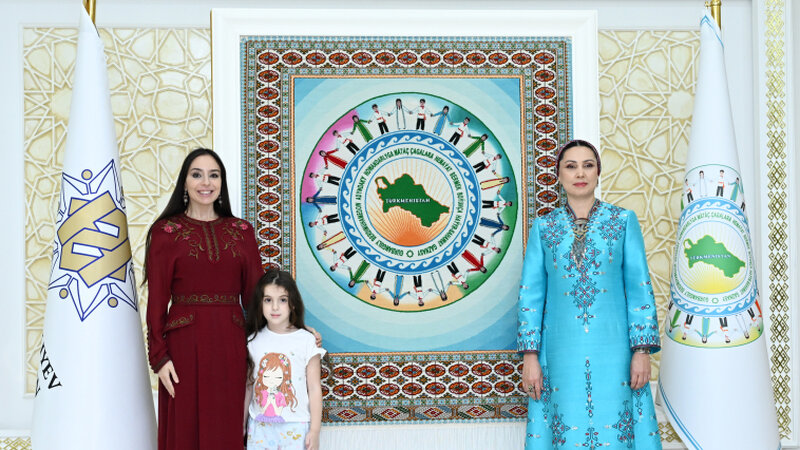 Leyla Əliyeva Arkadağ şəhərində Oğulcahan Atabayeva ilə görüşdü