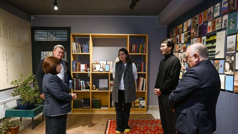 Azərbaycan parlament nümayəndə heyəti Bişkekdə Çingiz Aytmatovun ev-muzeyini ziyarət edib