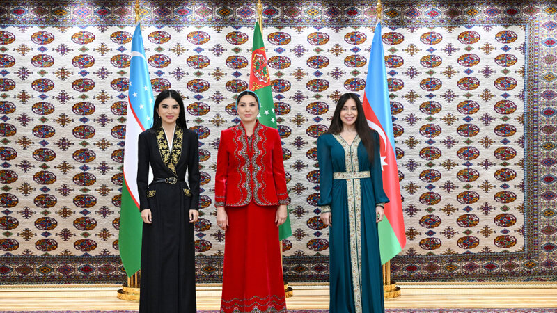 Aşqabadda Leyla Əliyevanın, Oğulcahan Atabayevanın və Saida Mirziyoyevanın üçtərəfli görüşü olub