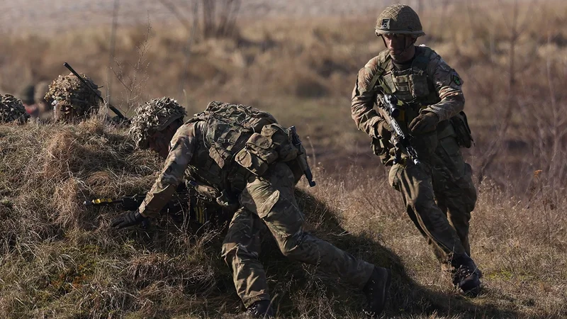 Britaniya və Fransa NATO-nun müdafiəsi üçün desant əməliyyatı keçirib