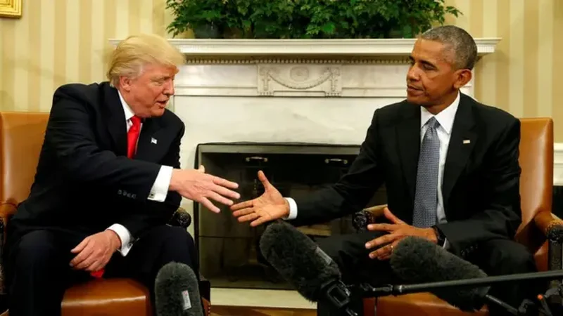Obama Trampın Ağ Evini Səddam Hüseynin restoranına bənzədib