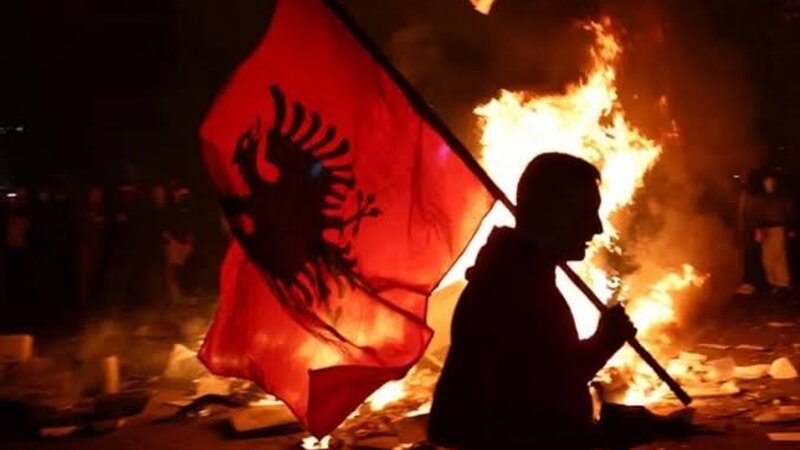 Albaniyada etirazçılarla polis arasında toqquşma oldu