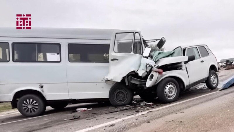 Ağcabədidə avtomobil mikroavtobusla toqquşub: