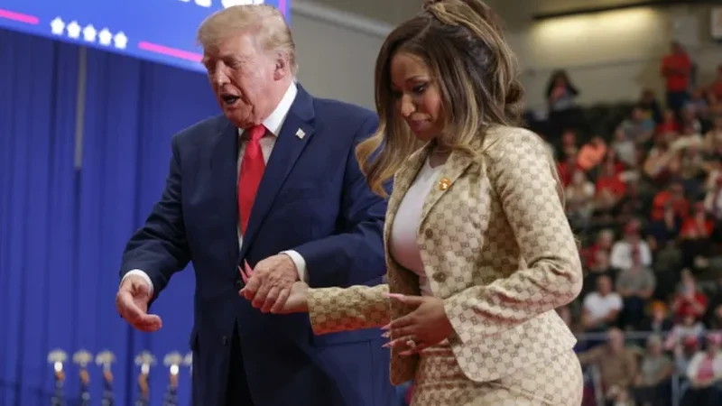 Ağ Evin növbəti mətbuat katibi olacağı bildirilən Niki Minaj Miçiqanda Trampı müşayiət etdi