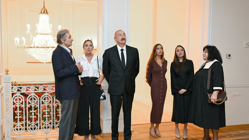 İlham Əliyev və ailə üzvləri “Mənim Abşeronum: Üstə gəl” adlı retrospektiv sərgi ilə tanış oldular -