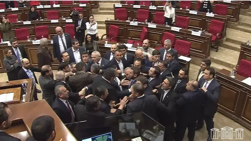 Ermənistan parlamentində deputatlar arasında əlbəyaxa dava - VİDEO