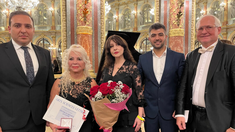 Əməkdar artist Adilə Əliyeva Parisdə platin medalla təltif olundu