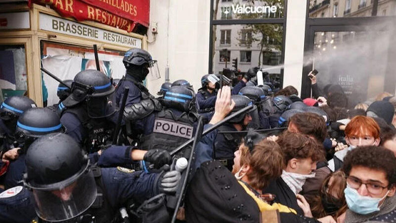 Venesiyada etiraz aksiyaları zamanı yeddi polis əməkdaşı yaralandı