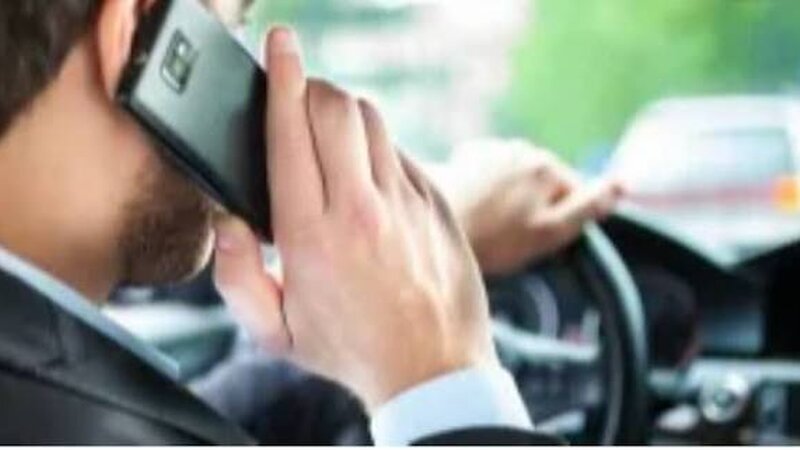 Sükan arxasında telefondan istifadə edənlər kamera vasitəsilə cərimələnəcəklər