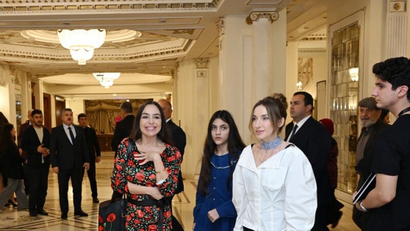 Mehriban Əliyeva "Qağayı” tamaşasının təqdimatında iştirak etdi