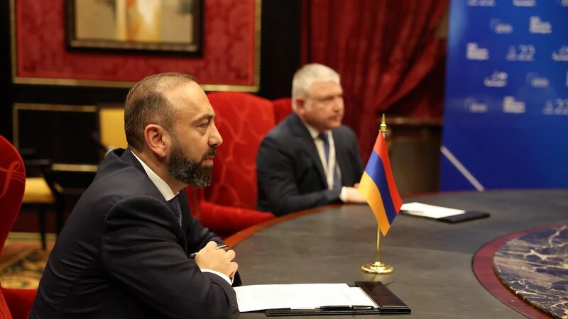 Mirzoyan Məhəmməd əl-Budeyvi ilə  Azərbaycan-Ermənistan sülh prosesini müzakirə etdi