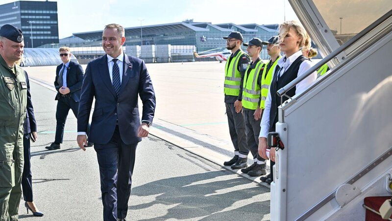 Polşa Prezidenti təyyarəsini geri döndərərək Varşavaya qayıdıb