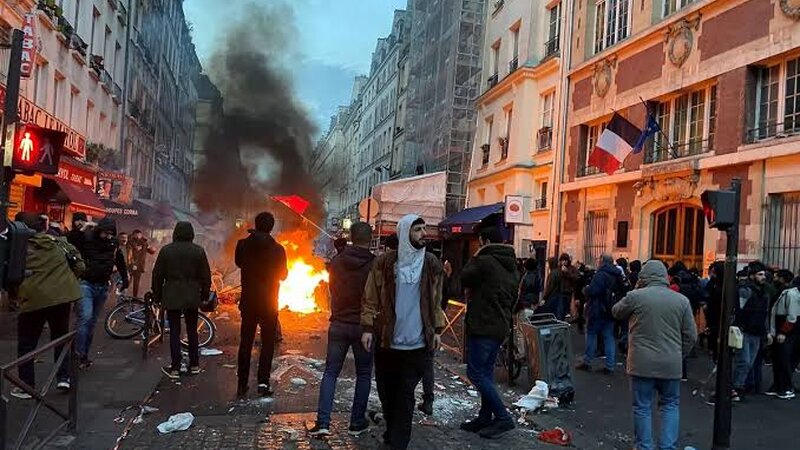 Parisdə etiraz aksiyası zamanı polis əməkdaşı yaralanıb