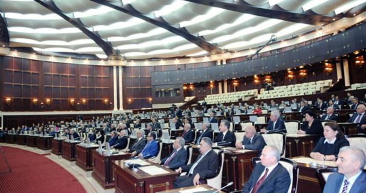 Milli Məclis üzvlərinə deputat vəsiqələri paylandı