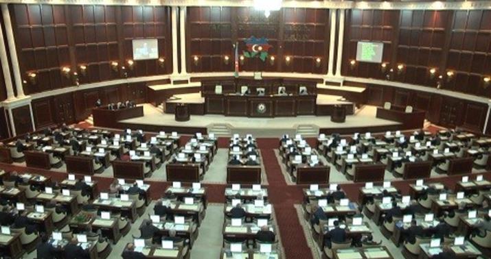 Deputat Rövşən Rzayev hazırladığı layihəni parlamentə təqdim etdi