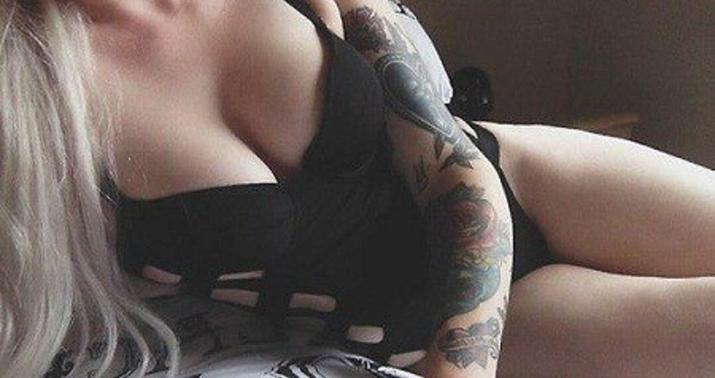 Bədəninə döymə yazdıran seksual gözəllər - FOTO/18+