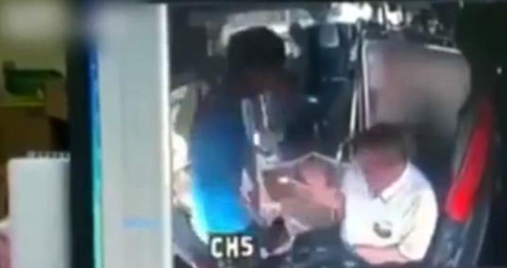 Avtobus sürücüsü sərnişini belə döydü - VİDEO