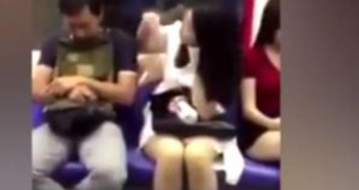 Qadın metroda kişiyə təcavüz eti  - VİDEO/18+