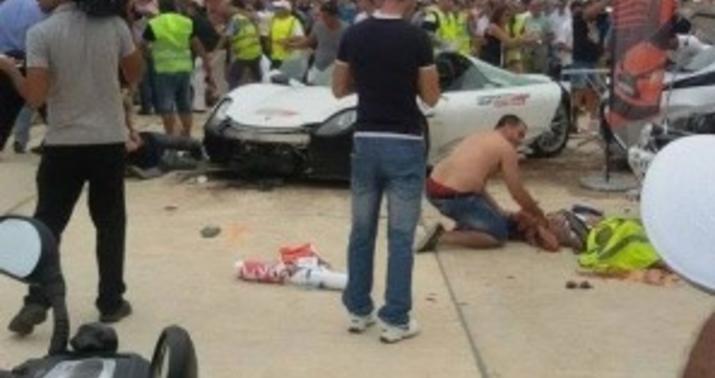 “Porsche” yoldan çıxaraq tamaşaçılara çırpıldı - FOTO/VİDEO/18+