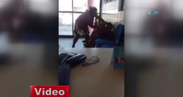 Qadın oğlunu polis bölməsində döydü  - VİDEO/18+