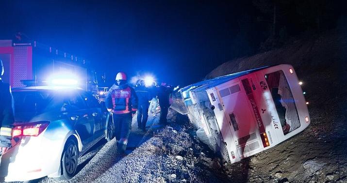 Avtobus dərəyə düşdü: ölənlər var