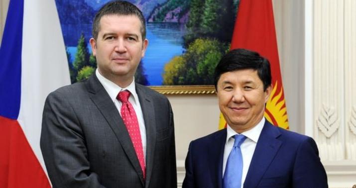 İstefa verən baş nazirdən rəqiblərinə MESAJ