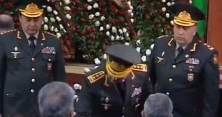 Nazir şəhid anasının əlindən öpdü - VİDEO