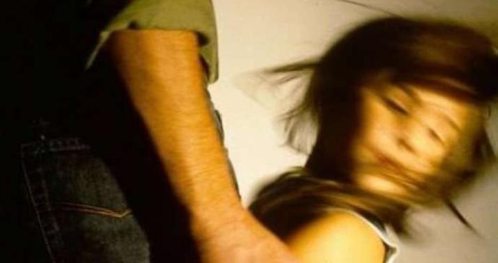 Azyaşlı qızı televizora baxmaq adı ilə aldadıb... – ŞOK OLAY