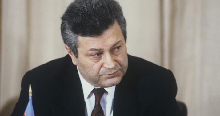 Ayaz Mütəllibov Rəsulzadənin məzarı önündə - NADİR VİDEO