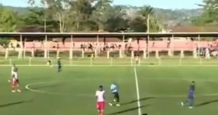19 yaşlı futbolçu oyun zamanı öldü - VİDEO